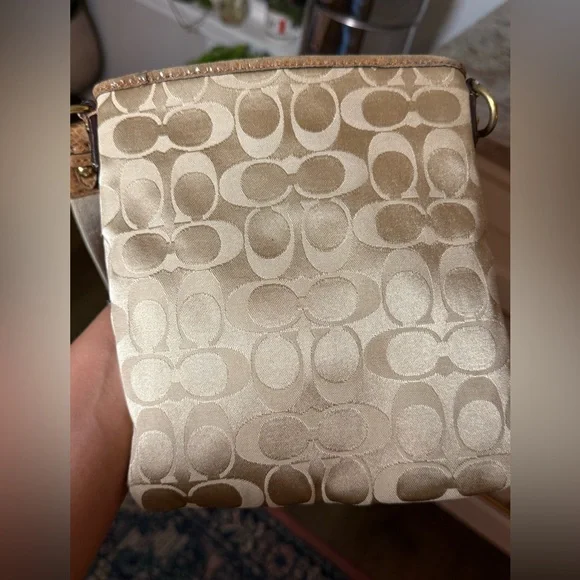 Coach Signature Canvas Crossbody Bag l|Tan Brown Turnlock Swingpack - Picture 4 of 4